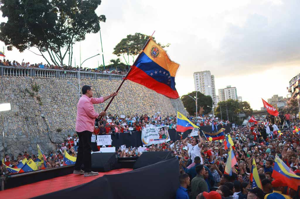 nicolas madura en plaza