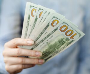 vista-frontal-de-la-persona-con-dinero