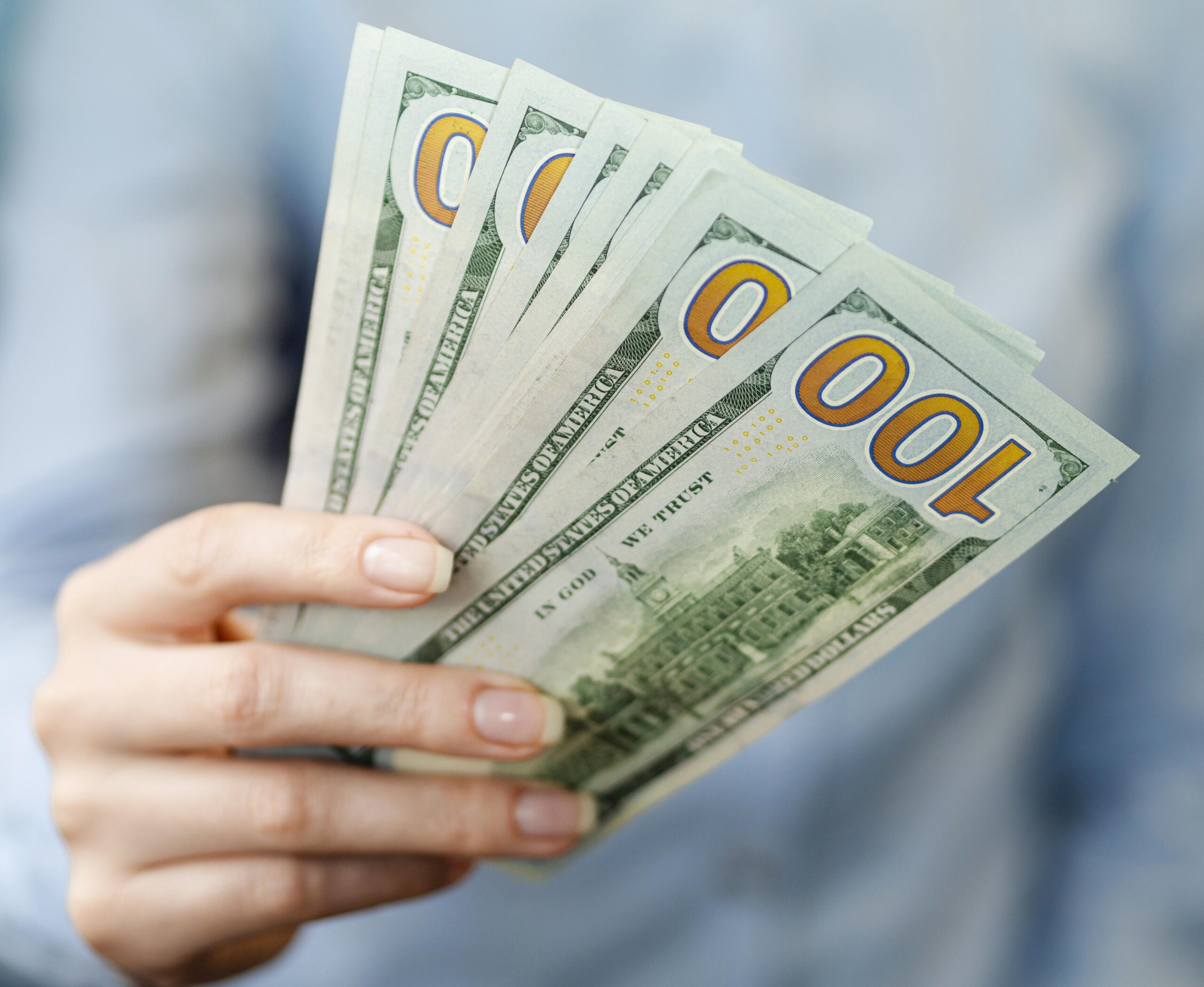 vista-frontal-de-la-persona-con-dinero